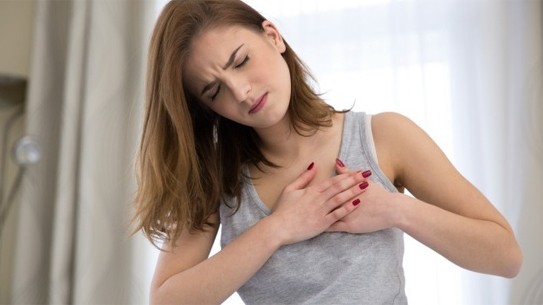 Dấu hiệu bị tim phổ biến là khó thở, mệt mỏi, ho dai dẳng, tim đập nhanh và không đều