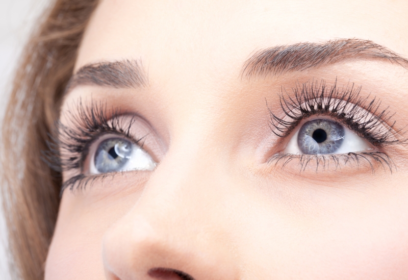 Công dụng của Vaseline dưỡng mi và vùng quanh mắt