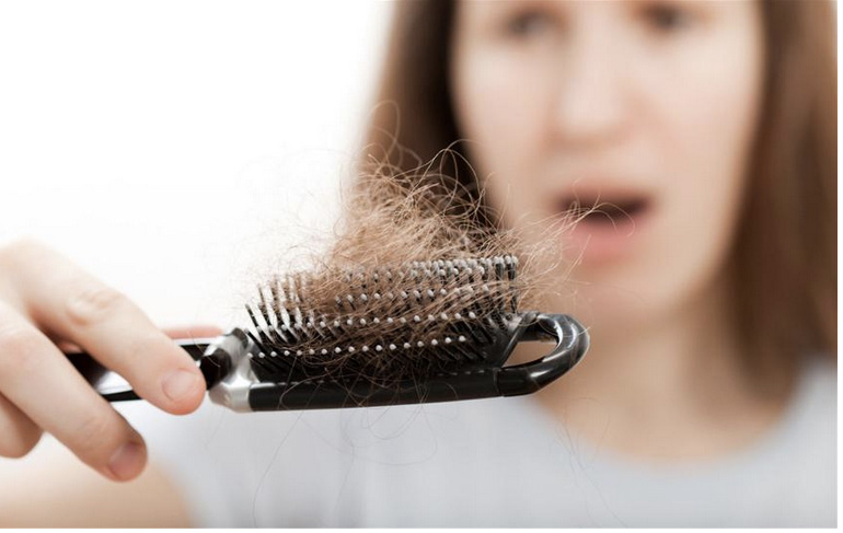 Điều gì khiến tóc mỏng và rụng nhiều ?