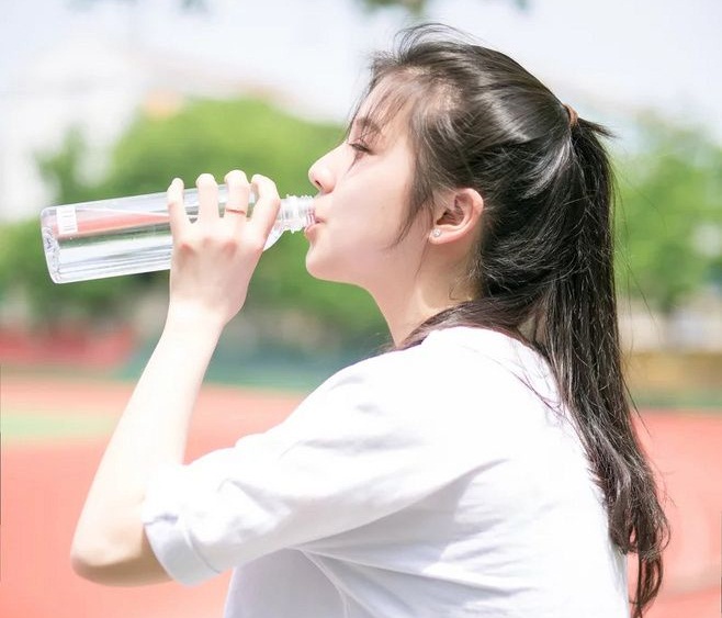 Uống nhiều nước để giúp tăng chiều cao