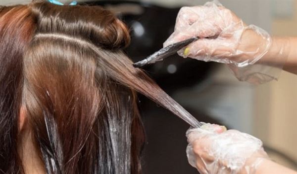 Sử dụng nhiều hóa chất trong quá trình tạo kiểu khiến tóc bị rụng