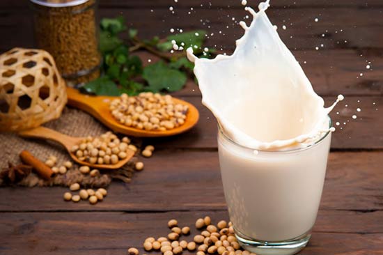 Sữa đậu nành có khả năng cải thiện nám da tại nhà