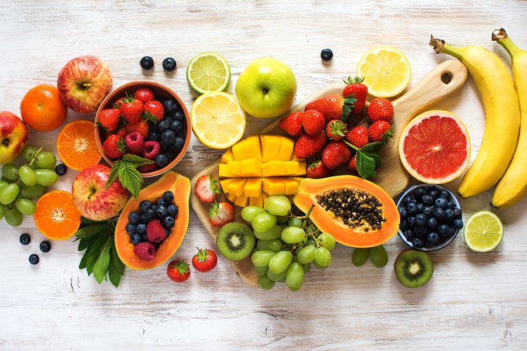 Bổ sung vitamin PP bằng cách ăn nhiều thực phẩm rau xanh và trái cây