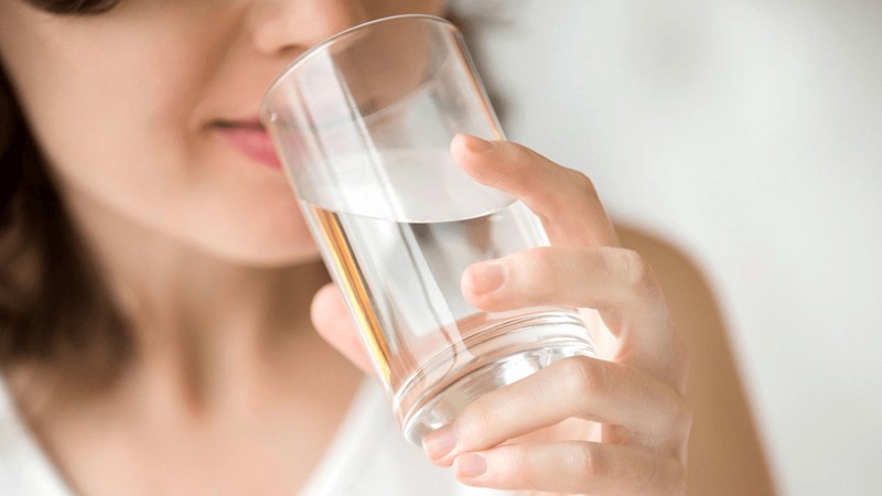 Uống nhiều nước mỗi ngày để giúp đẩy lùi nám da
