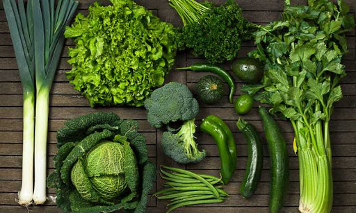 Những món ăn từ rau xanh đậm cũng giúp hỗ trợ xương khớp