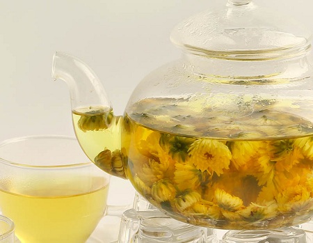 Pha trà hoa cúc đơn giản, nhanh chóng và dễ uống