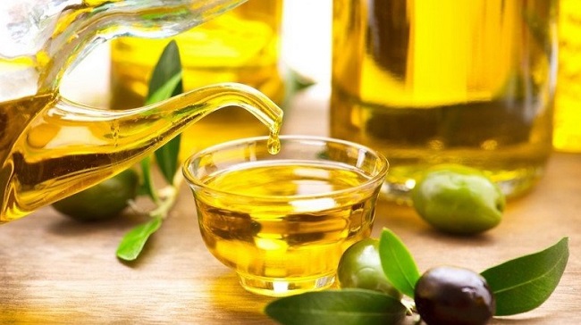 Cách tẩy tế bào chết môi bằng dầu oliu và đường