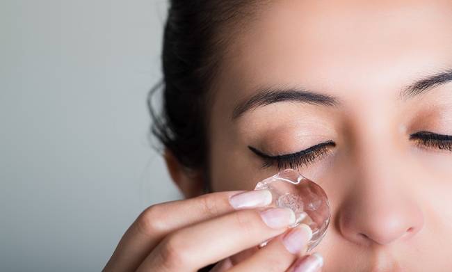 Dùng nước đá để chườm lên toàn bộ da mặt để khiến da cảm thấy dễ chịu